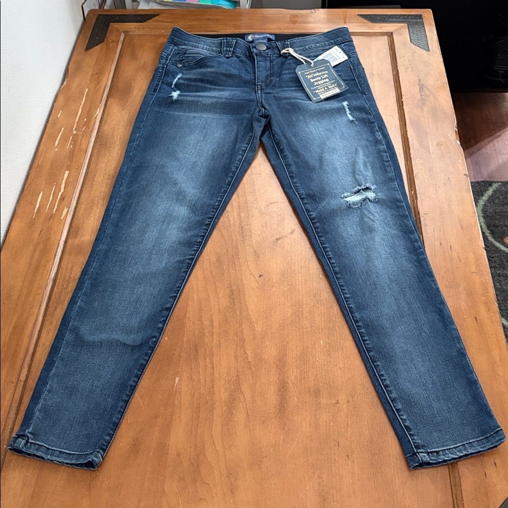 Democracy NWT Absolution Booty Lift Jegging Jeans Distressed Size 8